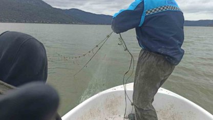 Kovada Gölü’nde kaçak avcılara ait 600 metrelik ağ ele geçirildi