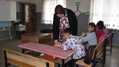 Köy okulunda 4 öğrencisini geleceğe hazırlıyor