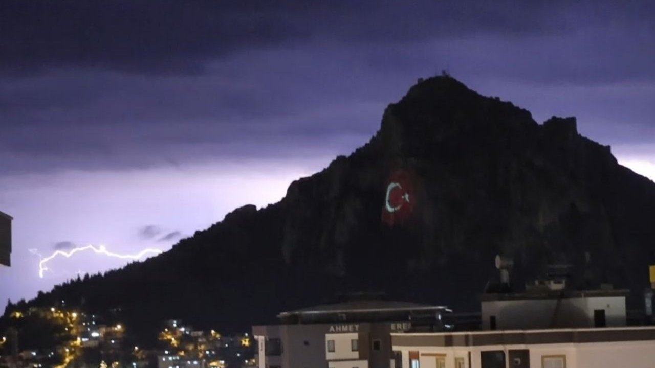 Kozan Kalesi’nde şimşekler görsel şölen oluşturdu