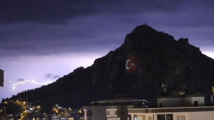 Kozan Kalesi’nde şimşekler görsel şölen oluşturdu