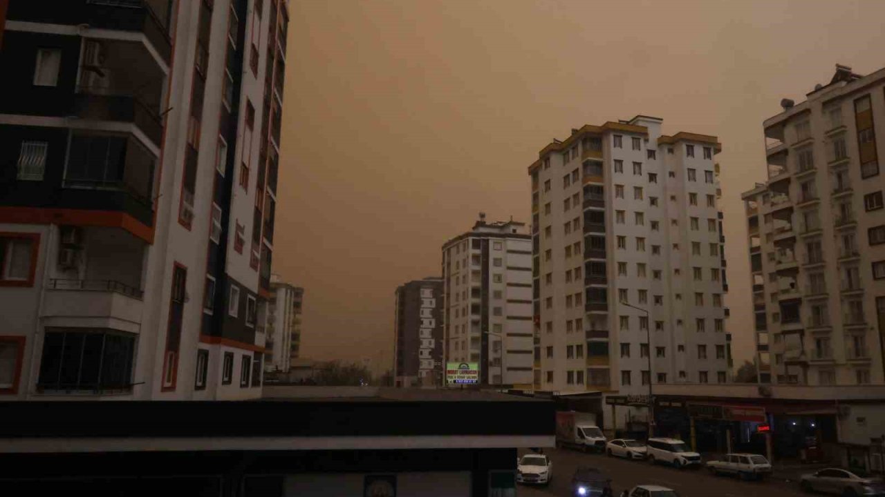 Kozan’da çöl tozu etkili oldu, sağanakla birlikte çamur yağdı