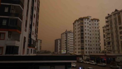 Kozan’da çöl tozu etkili oldu, sağanakla birlikte çamur yağdı