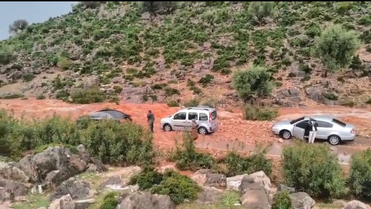 Kozan’da sağanak ve dolu hayatı felç etti: Yollar kapandı, araçlar mahsur kaldı