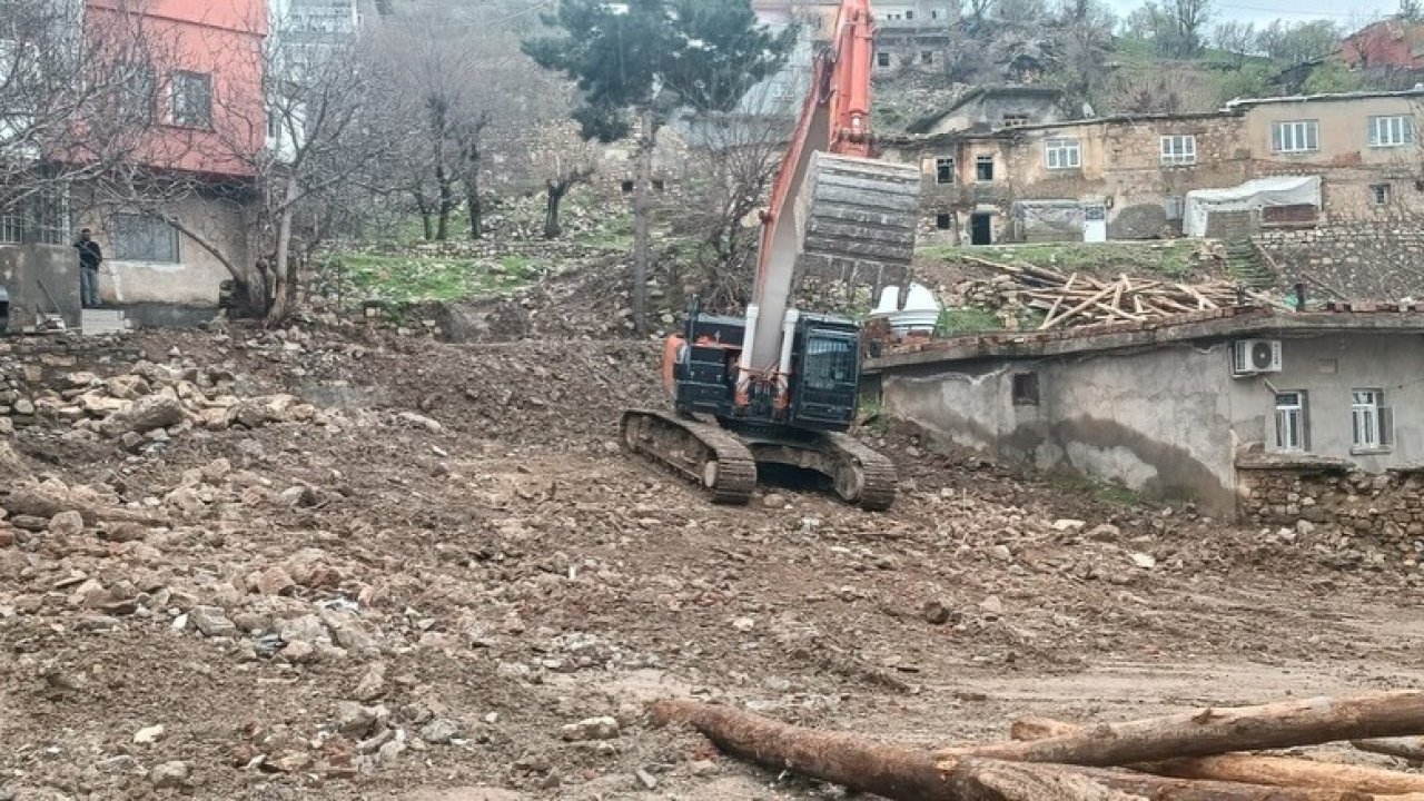 Kozluk’ta vatandaşların kabusu haline gelen çamurlu köy yolları onarıldı
