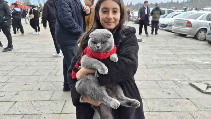 Küçük çocuk Eskişehirspor maçına kedisi ile geldi