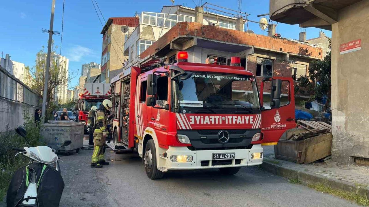 Küçükçekmece’de iki katlı binada çıkan yangın söndürüldü