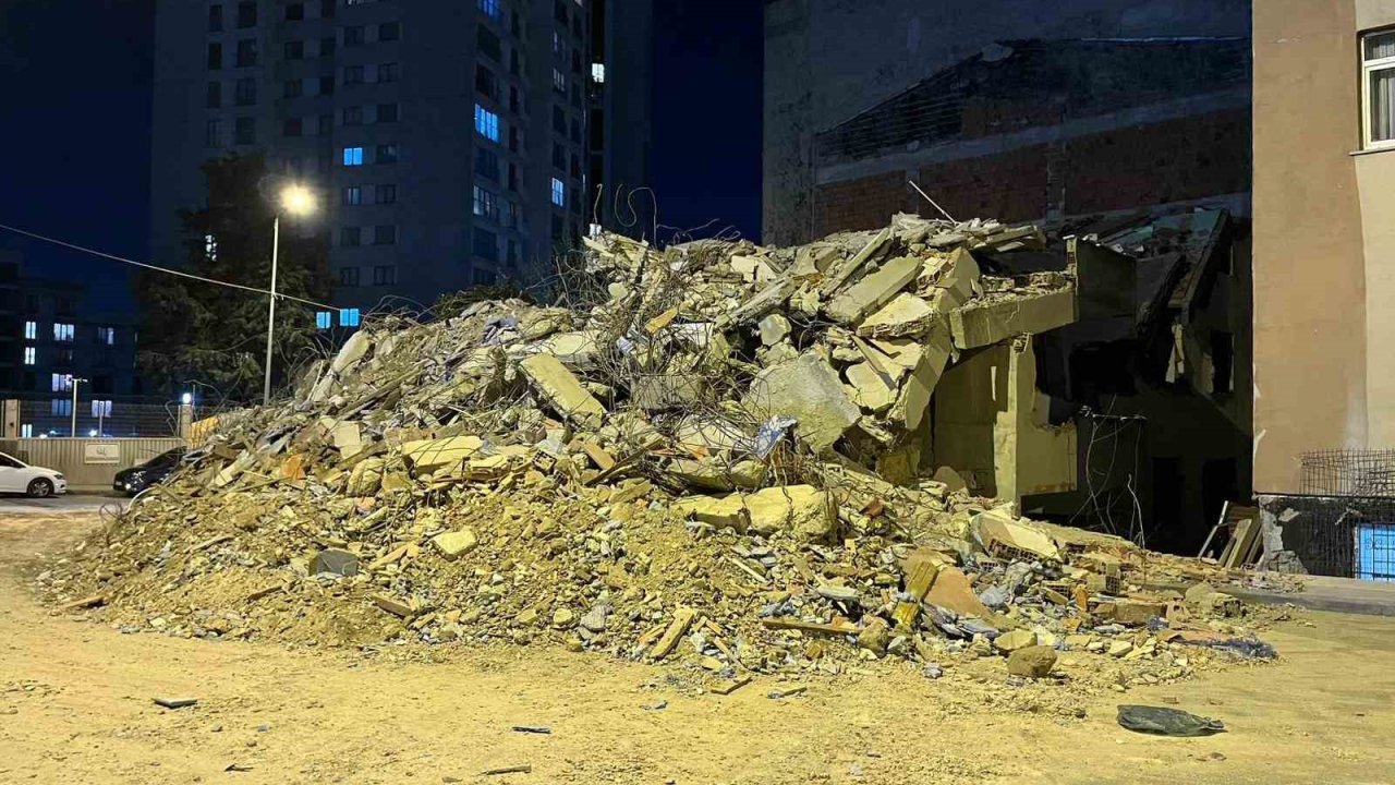 Küçükçekmece’de kentsel dönüşümdeki bina tek darbeyle yıkıldı