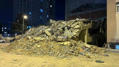 Küçükçekmece’de kentsel dönüşümdeki bina tek darbeyle yıkıldı