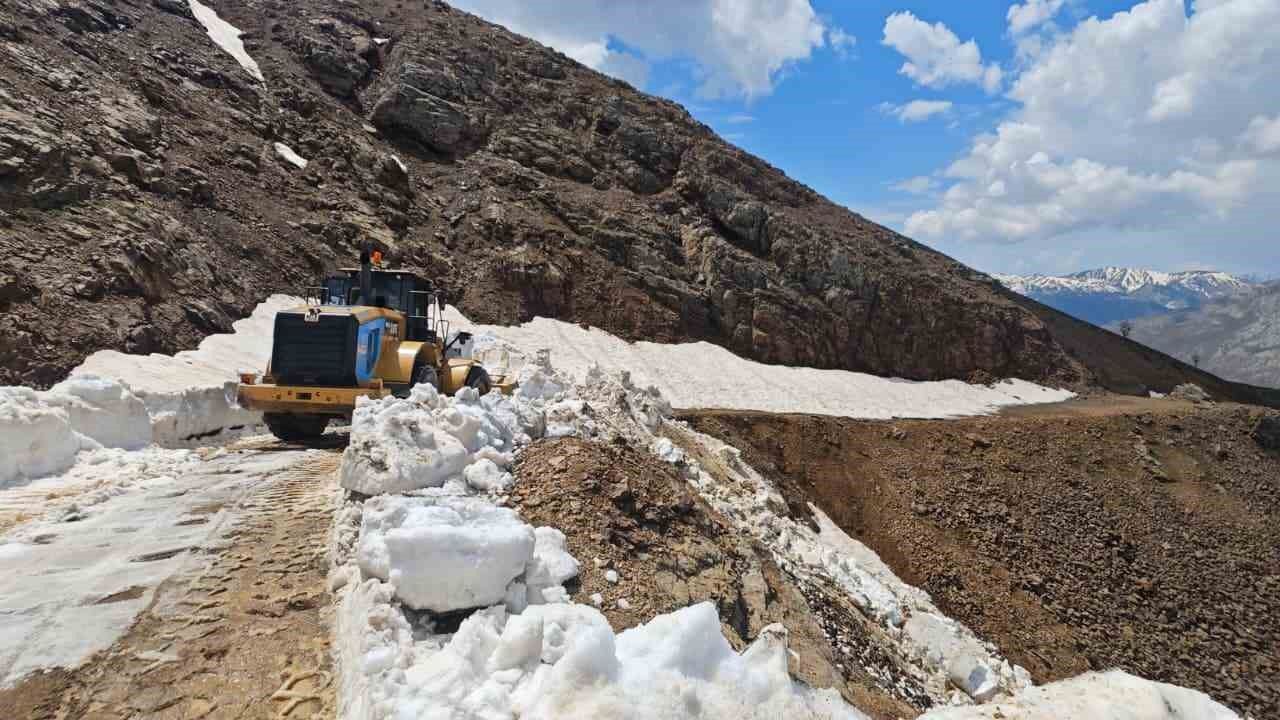 Kulp’ta çığ ve heyelan nedeniyle hasar gören yollar onarılıyor