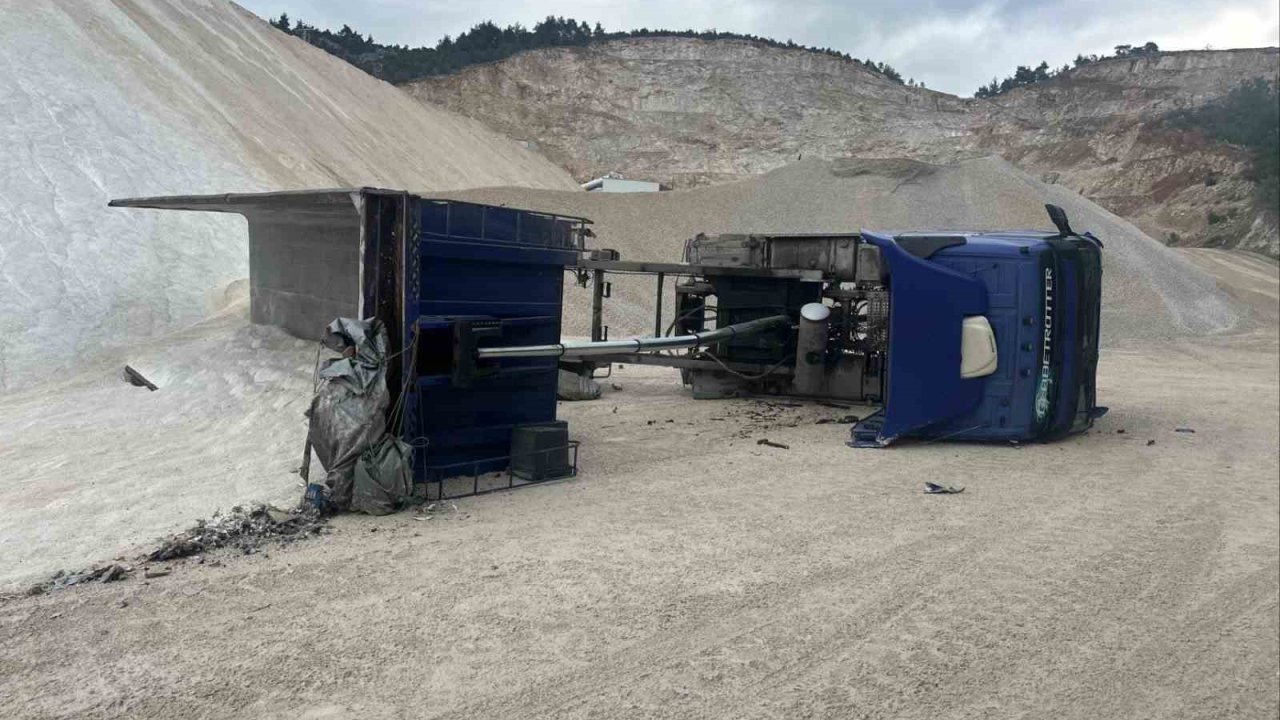 Kum boşaltırken devrilen kamyonda iş kazası: 1 yaralı