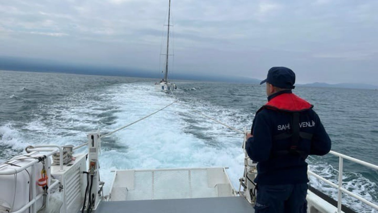 Kuşadası açıklarında motoru bozulan tekne kurtarıldı