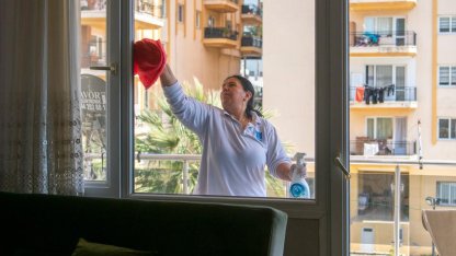 Kuşadası Belediyesi Evde Bakım Birimi ihtiyaç sahibi vatandaşların yanında