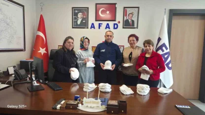 Kütahyalı kadınlar ördükleri bereleri AFAD’a teslim etti