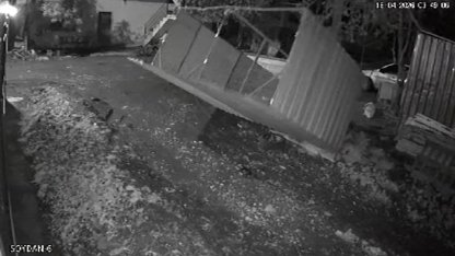 Kuvvetli fırtınanın tavuk kümesini uçurduğu o anlar kamerada