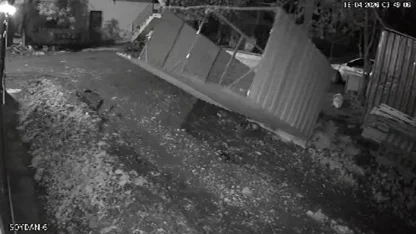 Kuvvetli fırtınanın tavuk kümesini uçurduğu o anlar kamerada