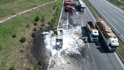 Kuzey Marmara Otoyolu’nda köpük sprey yüklü kamyon alev alev yandı