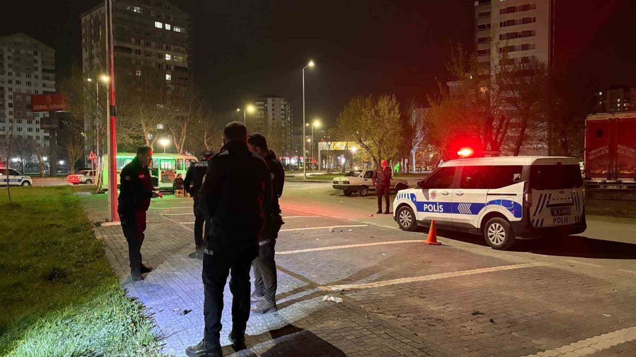 ‘Laf atma’ meselesinde kan aktı: 4 yaralı