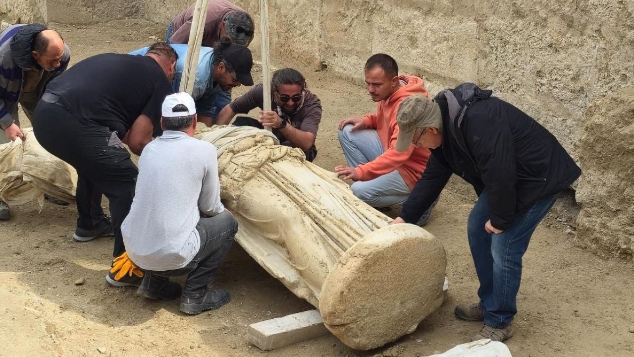 Laodikeia’da 2 metrelik Athena heykeli gün yüzüne çıkartıldı