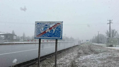 Lapa lapa yağan kar ilçeyi beyaza bürüdü