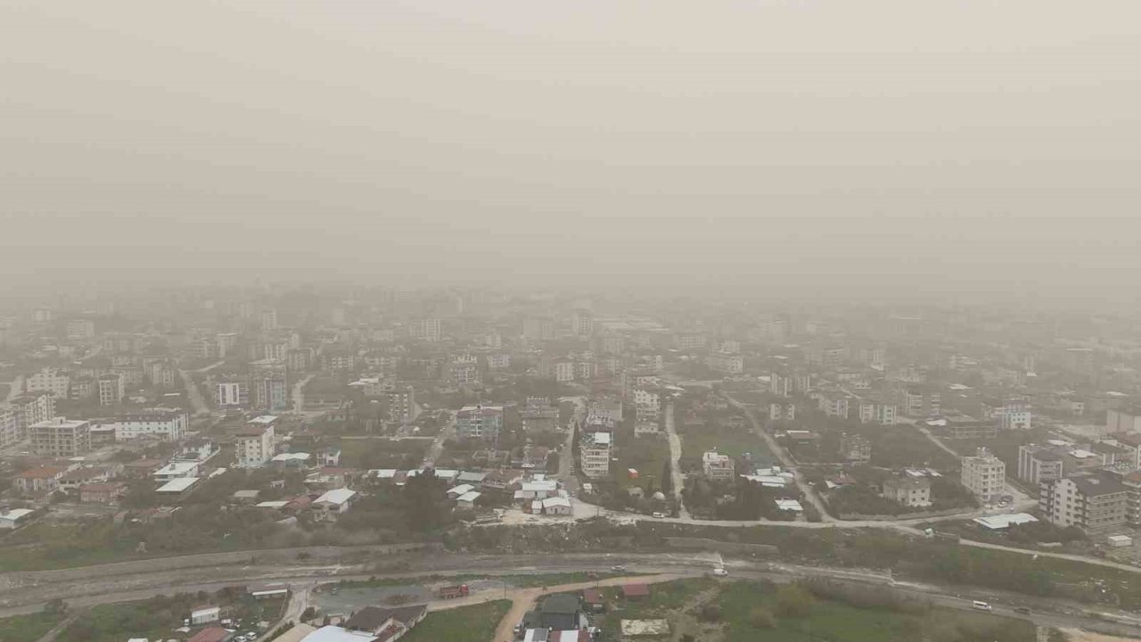 Libya’dan gelen çöl tozu Hatay’ı yuttu