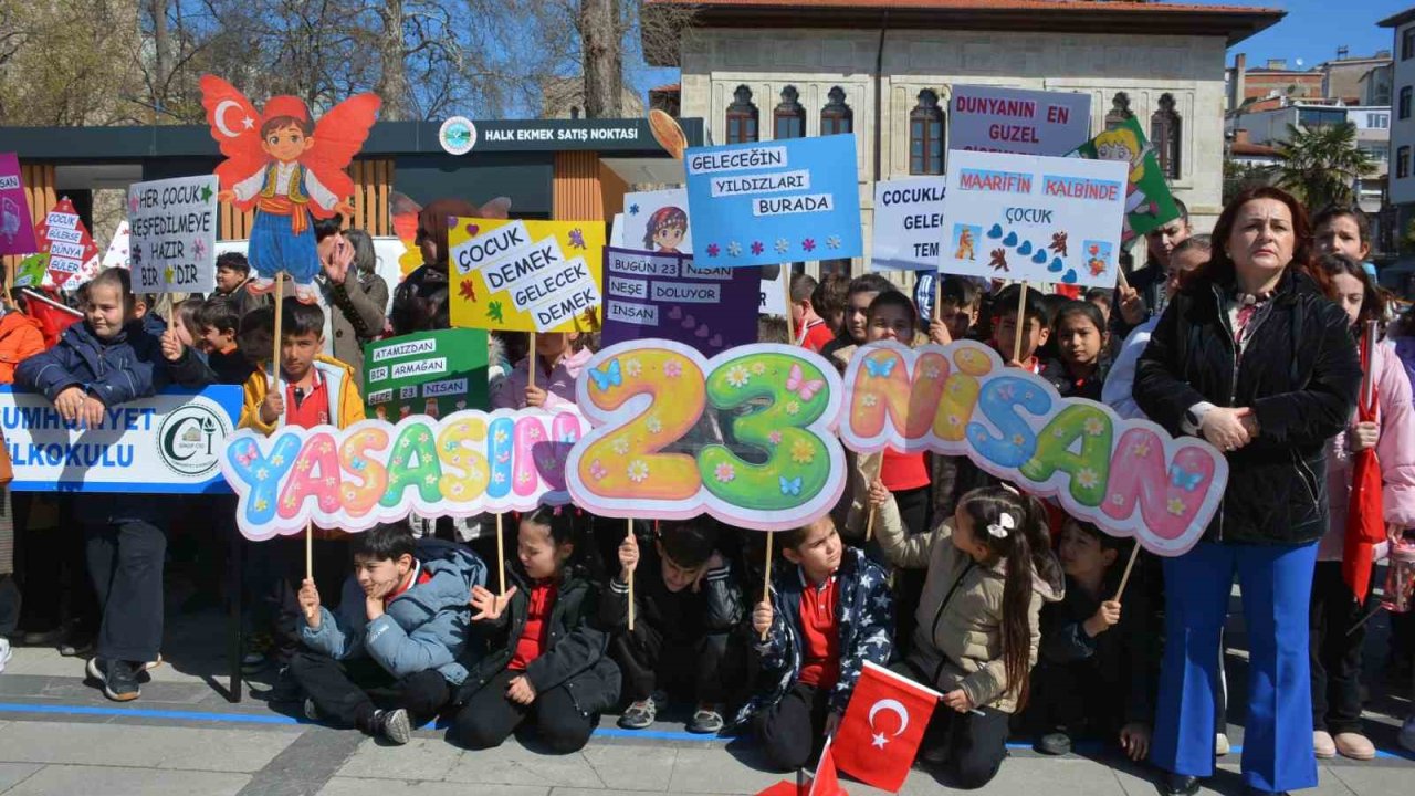 "Maarifin Kalbinde Çocuk" kortej yürüyüşü