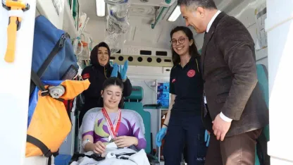 Madalyasını ambulansta aldı