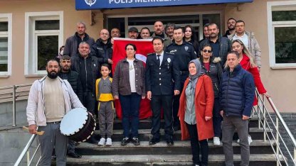 Mahalle sakinlerinden polislere sürpriz kutlama