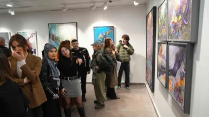 Makineleşen insan eleştirisi tuvale yansıdı: "Transhüman-izm" Samsun’da açıldı