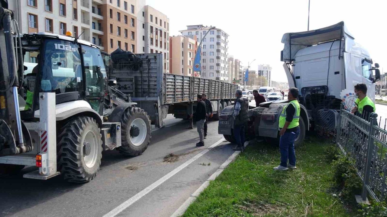Malatya’da çekici refüje çıktı, trafik kilitlendi