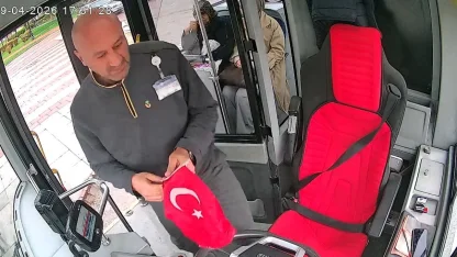 Malatya’da otobüs şoförünün bayrak hassasiyeti