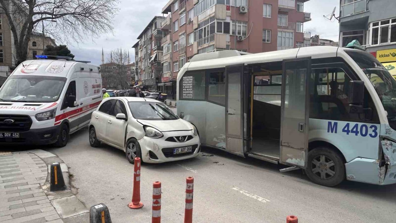 Maltepe’de minibüs araca çarptı: Kaza anı kamerada