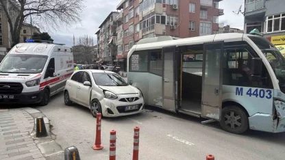 Maltepe’de minibüs araca çarptı: Kaza anı kamerada