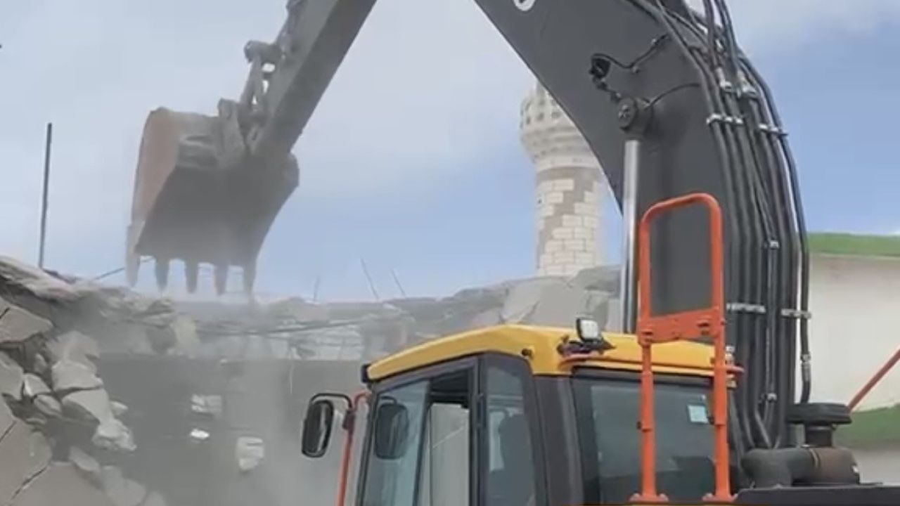 Maraş depremlerinde ağır hasar alan cami yıkıldı