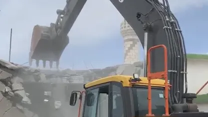 Maraş depremlerinde ağır hasar alan cami yıkıldı