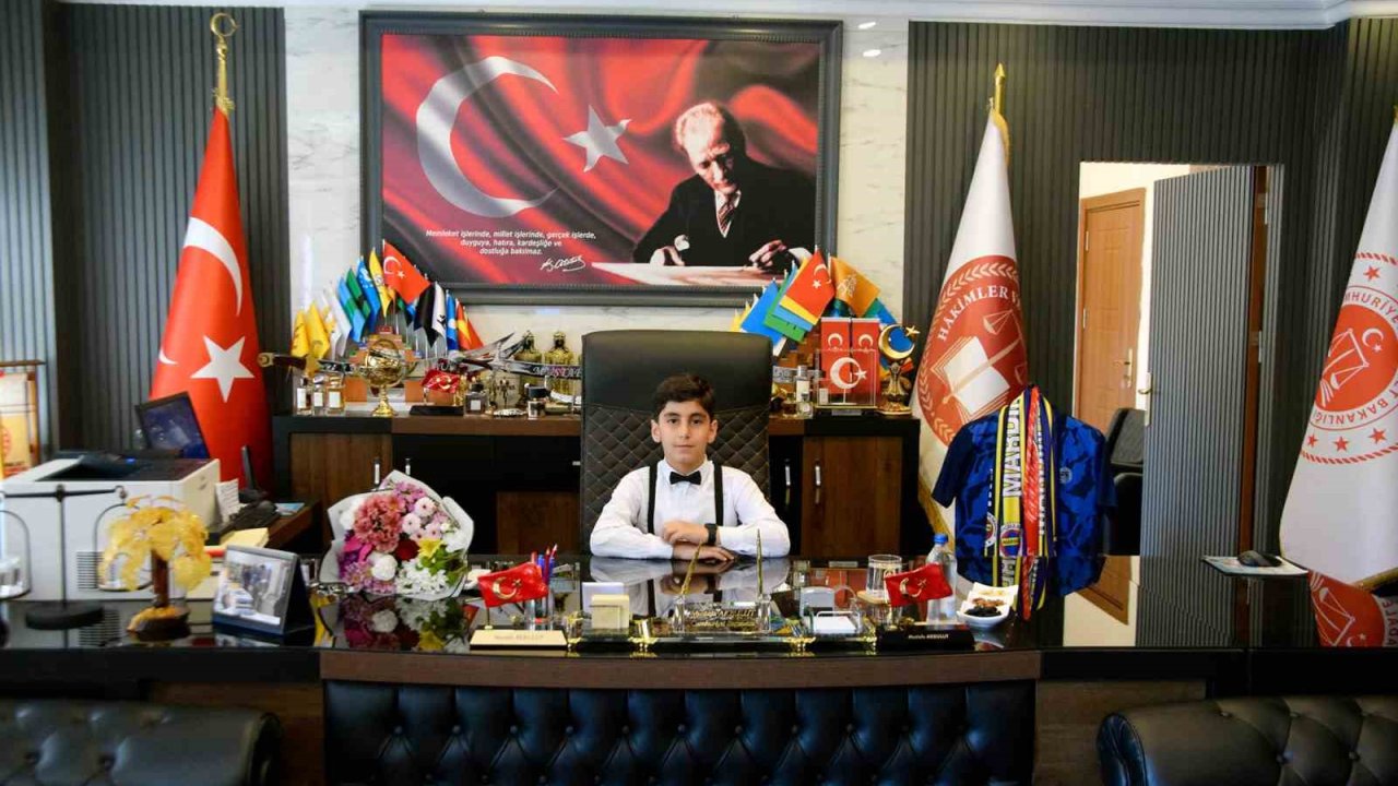 Mardin Cumhuriyet Başsavcısı Akbulut makamını 23 Nisan için öğrenciye emanet etti