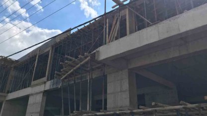 Mardin’de elektrik akımına kapılan inşaat işçisi 3. kattan düşerek ağır yaralandı