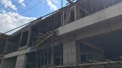 Mardin’de elektrik akımına kapılan inşaat işçisi 3. kattan düşerek ağır yaralandı