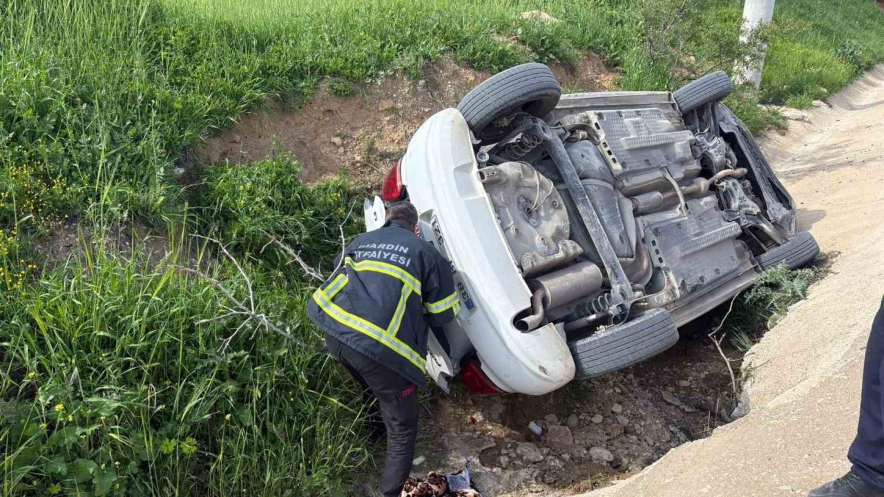 Mardin’de otomobil yol kenarına devrildi: 5 kişi yaralandı