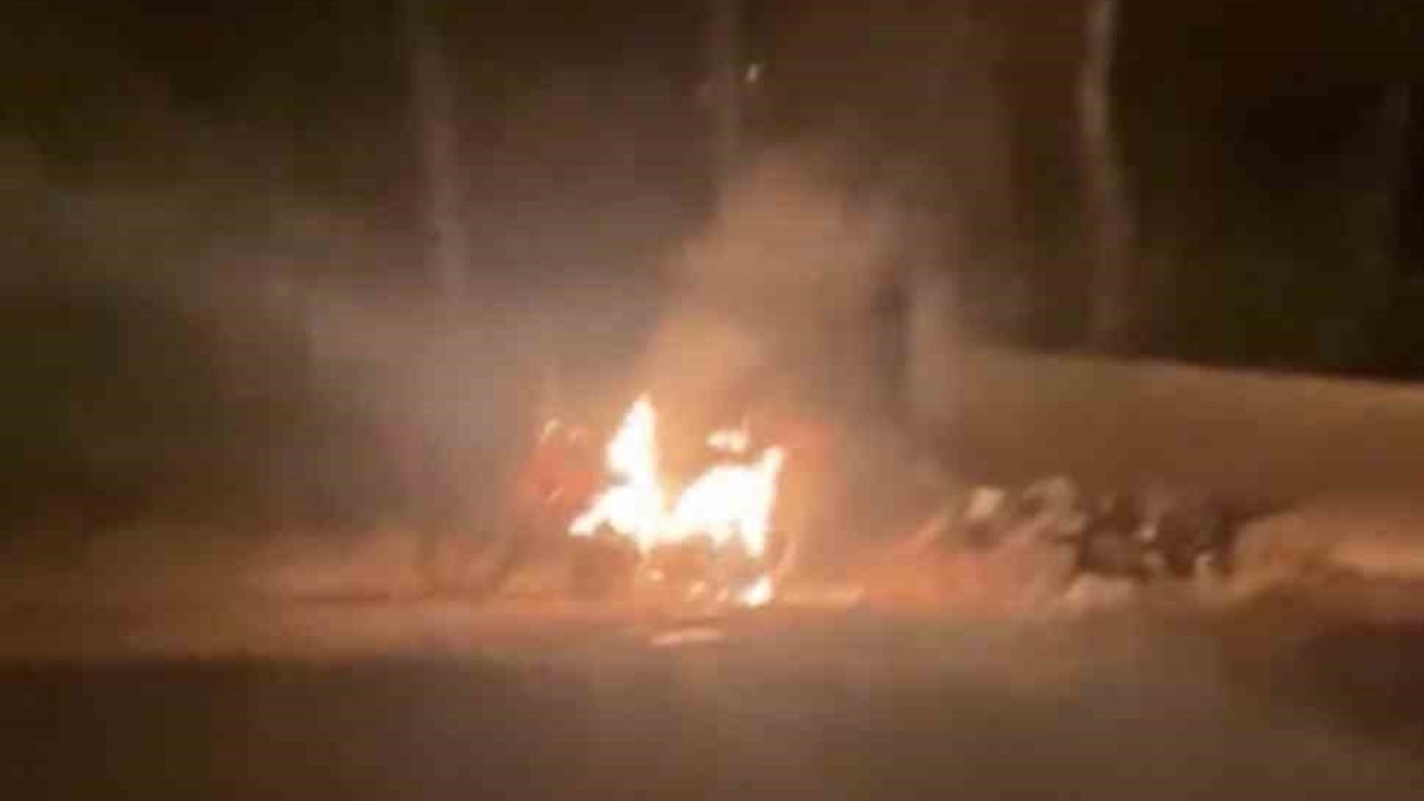 Mardin’de park halindeki motosiklet alev aldı