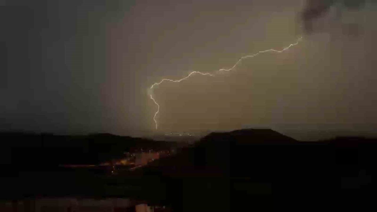 Mardin’de şimşek ve yıldırım görsel şölen oluşturdu