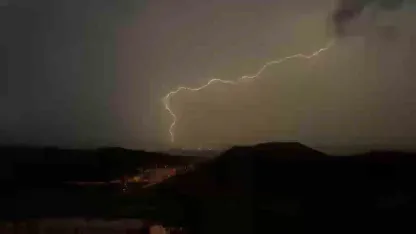 Mardin’de şimşek ve yıldırım görsel şölen oluşturdu