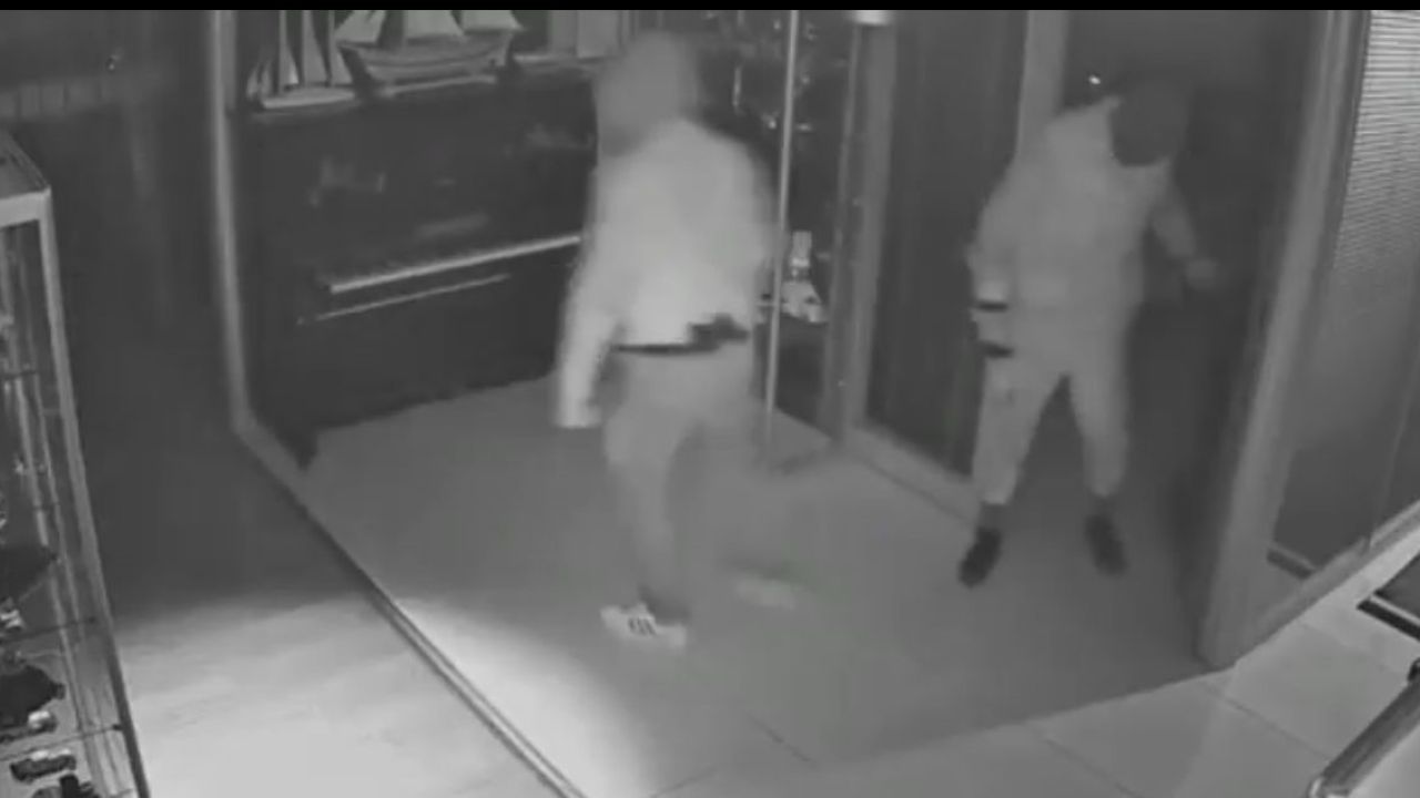 Maskeli beşler girdikleri işletmelerde çelik kasaları böyle patlattı...