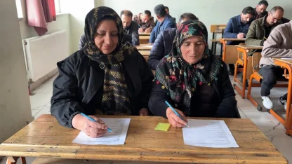 Meralardan sınıflara: Yüksekovalı çiftçiler bu kez sıralarda ter döktü