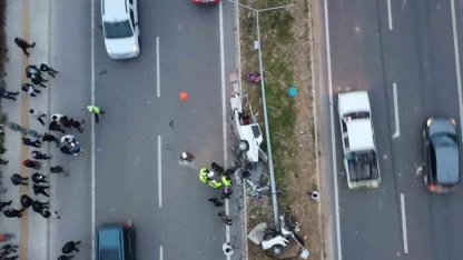 Mersin’de feci kaza: Otomobil ikiye bölündü, 4 kişi yaralandı