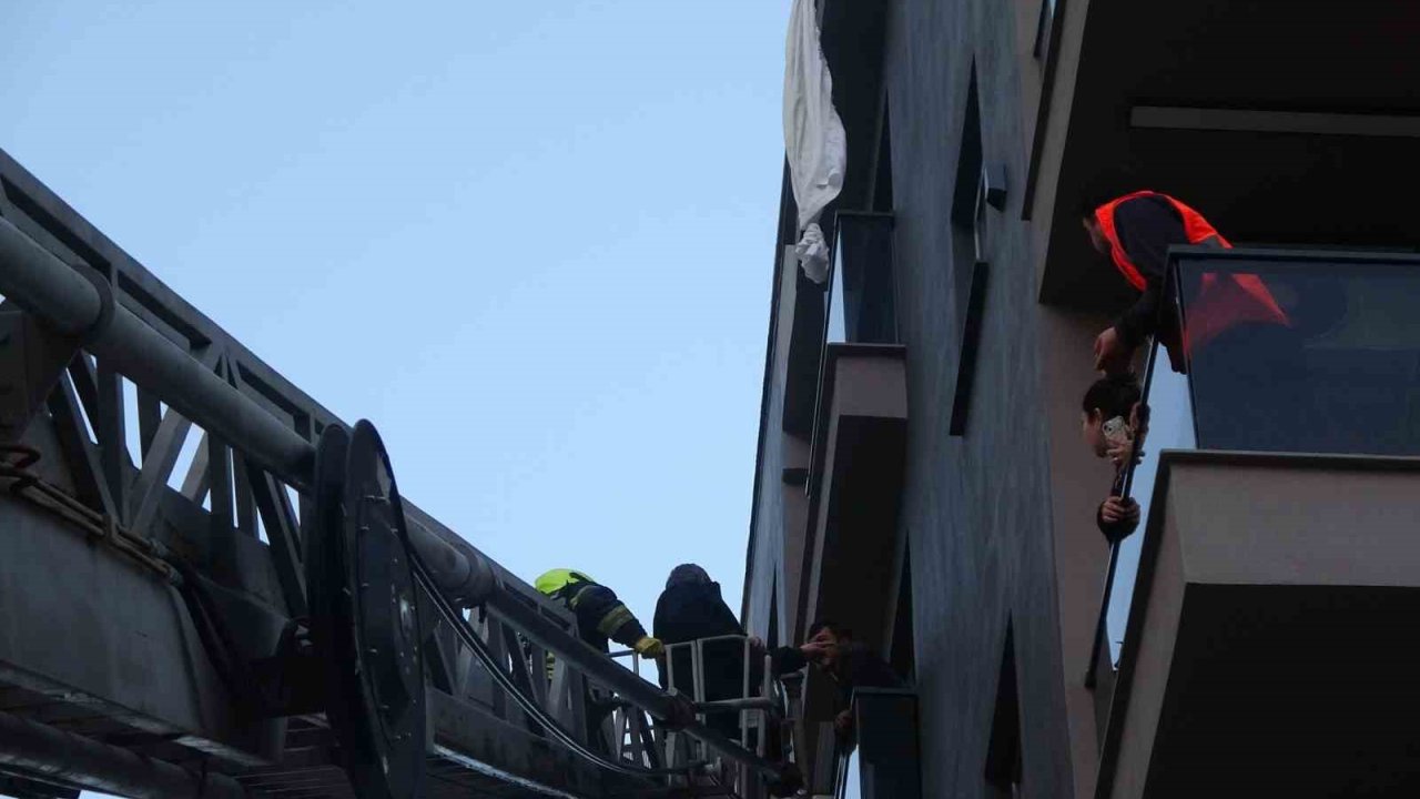 Mersin’de ilginç olay: Perde ile 6’ncı kattan sarktı, 3’üncü kat balkona düştü