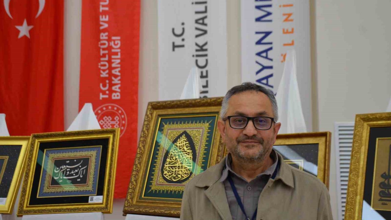 Mesai saatleri haricinde naht sanatını icra ederek, cami ve türbelere hat tabloları yapıyor