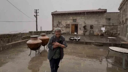 Meyve ağaçlarının çiçek açtığı Güzelyurt’ta kar yağışı