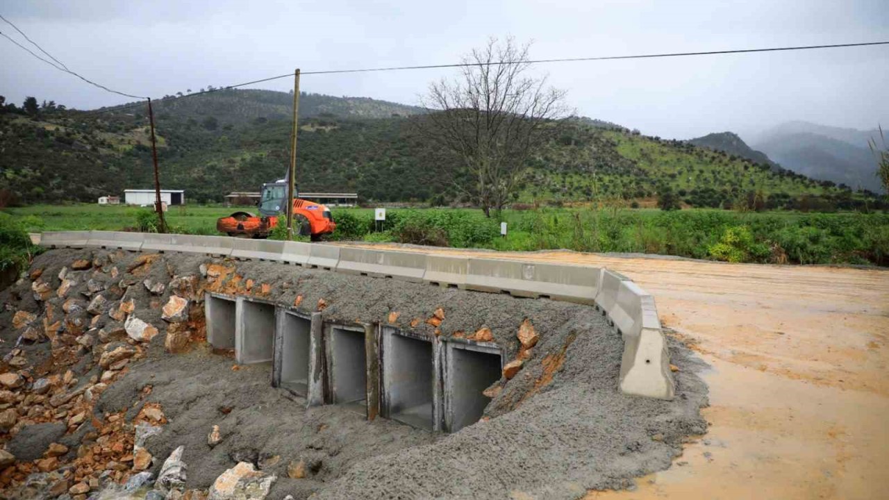 Milas’ta çöken köprü 26 saatte ulaşıma açıldı