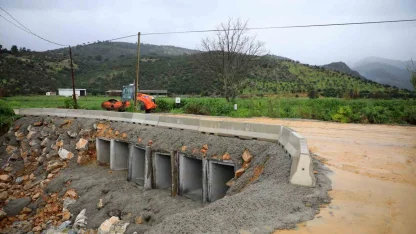 Milas’ta çöken köprü 26 saatte ulaşıma açıldı