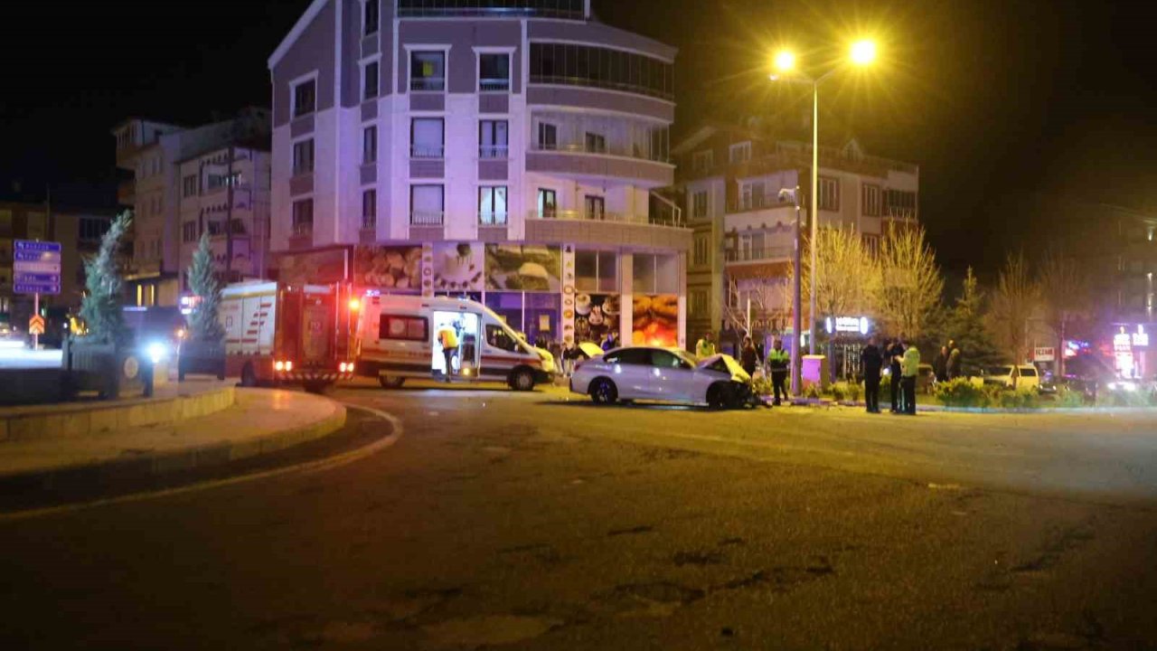 Minibüs ile otomobil çarpıştı: 1’i ağır 3 yaralı